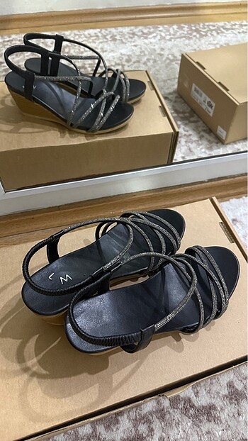 Taş detaylı siyah sandalet - Görsel 5