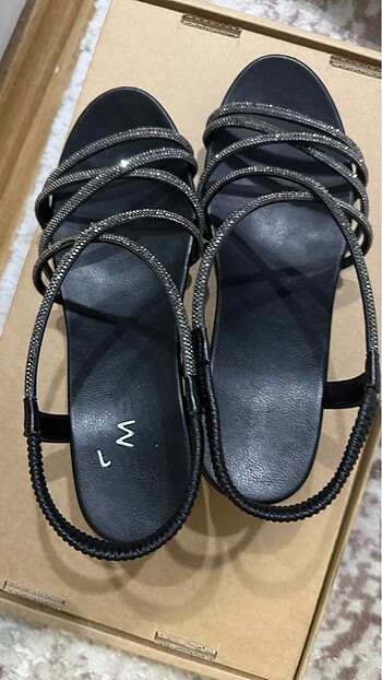 Taş detaylı siyah sandalet - Görsel 6