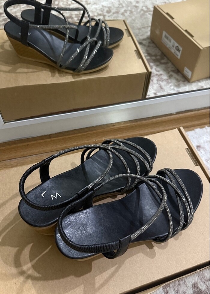 Taş detaylı siyah sandalet - Görsel 5