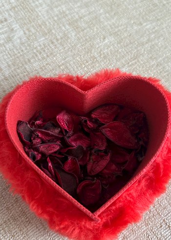Kırmızı Kürklü Kalp Şeklinde Peluş Aksesuar - Görsel 3