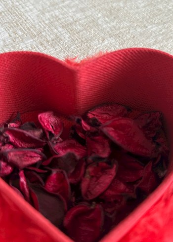 Kırmızı Kürklü Kalp Şeklinde Peluş Aksesuar - Görsel 4