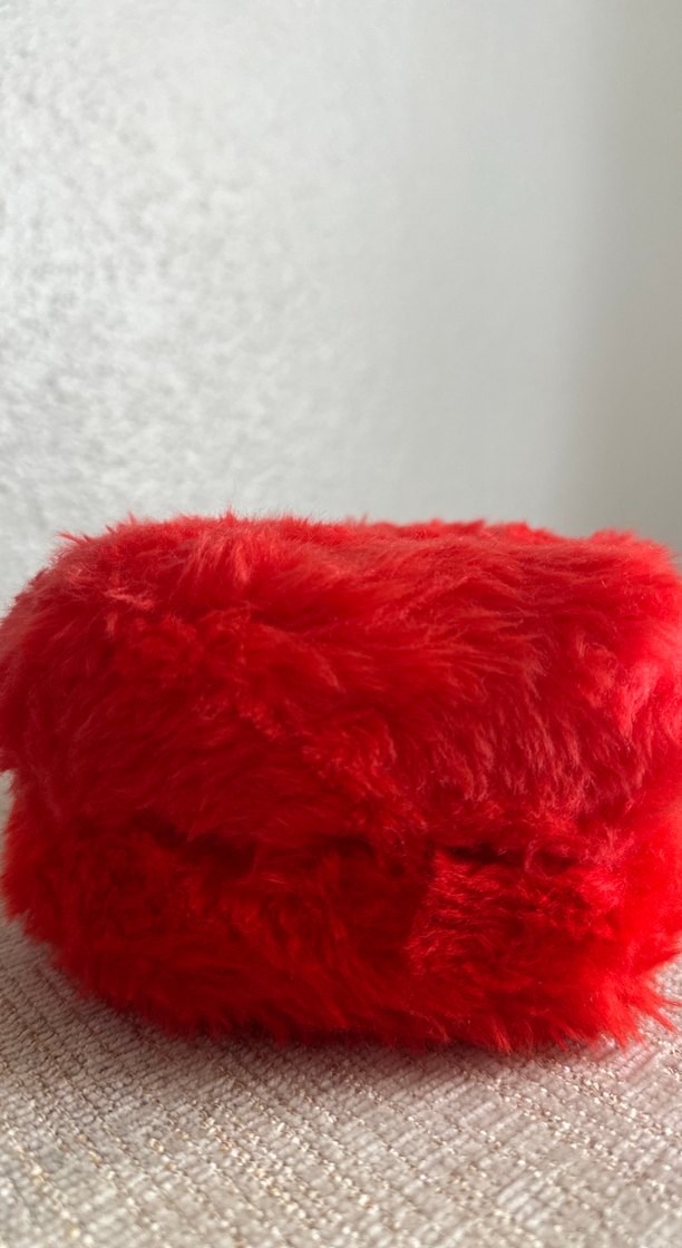 Kırmızı Kürklü Kalp Şeklinde Peluş Aksesuar - Görsel 2