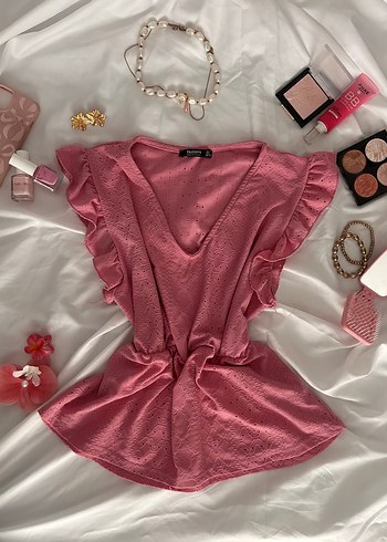Pembe Nakışlı V Yakalı Kısa Bluz