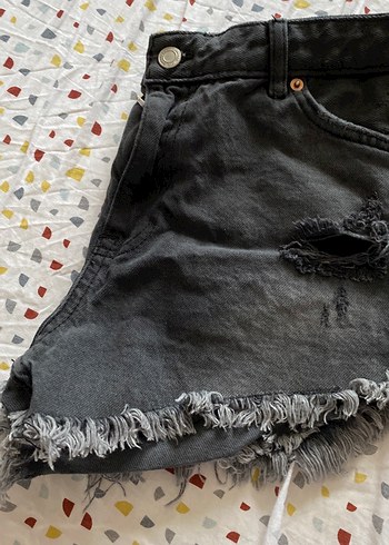 Gri Batik Desenli Düğmeli Kot Şort - Görsel 3