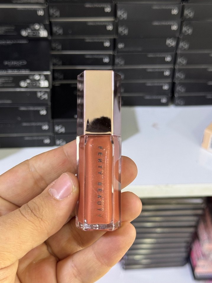 Fenty Beauty Parlak Bej Dudak Parlatıcısı - Görsel 3