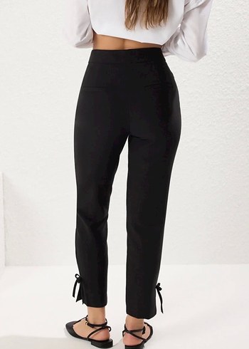 Siyah Fiyonk Detaylı  Kadın Kumaş Pantolon - Görsel 4