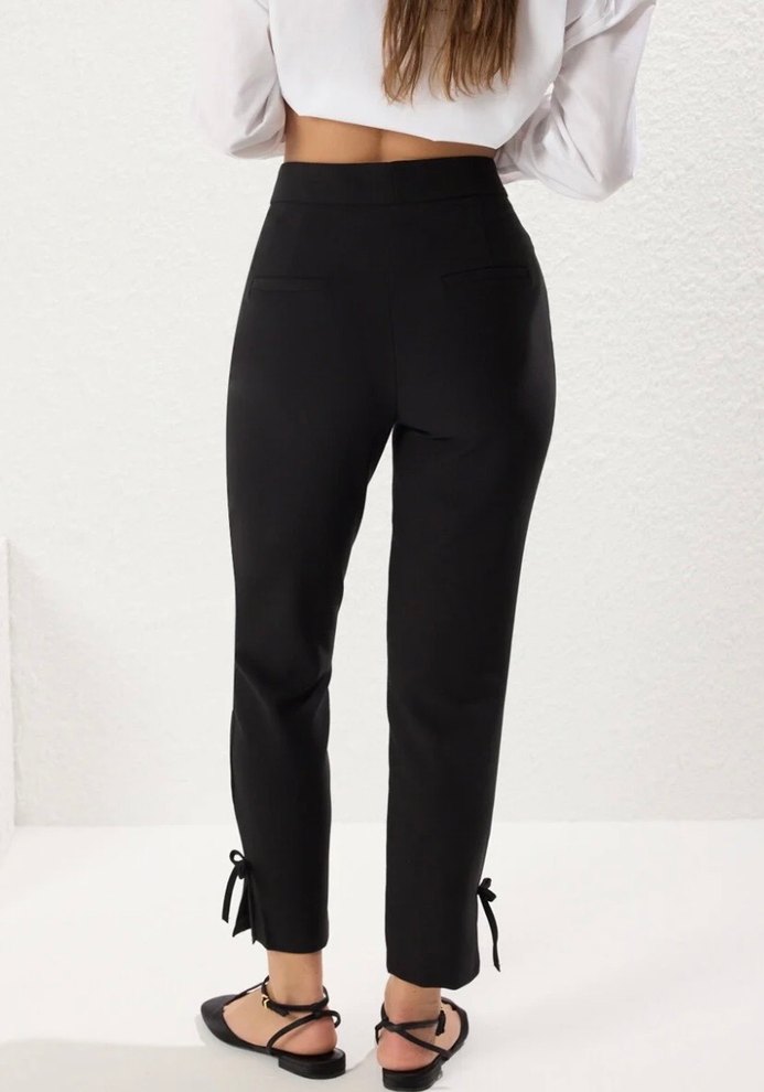 Siyah Fiyonk Detaylı  Kadın Kumaş Pantolon - Görsel 4