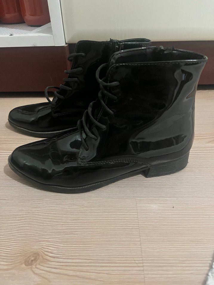 Siyah Rugan Kadın Bot - Görsel 2