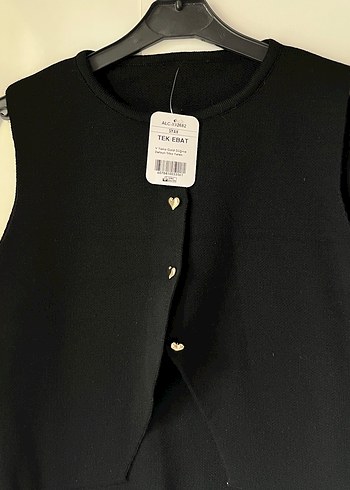 Düğmeli V Yaka Siyah Kolsuz Mini Bluz - Görsel 2