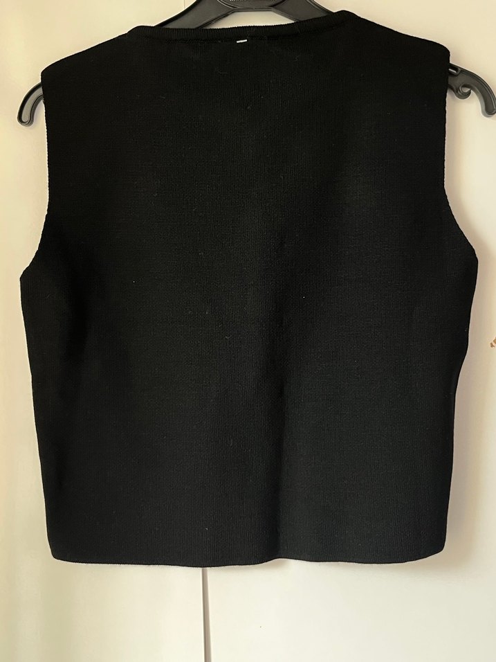 Düğmeli V Yaka Siyah Kolsuz Mini Bluz - Görsel 4