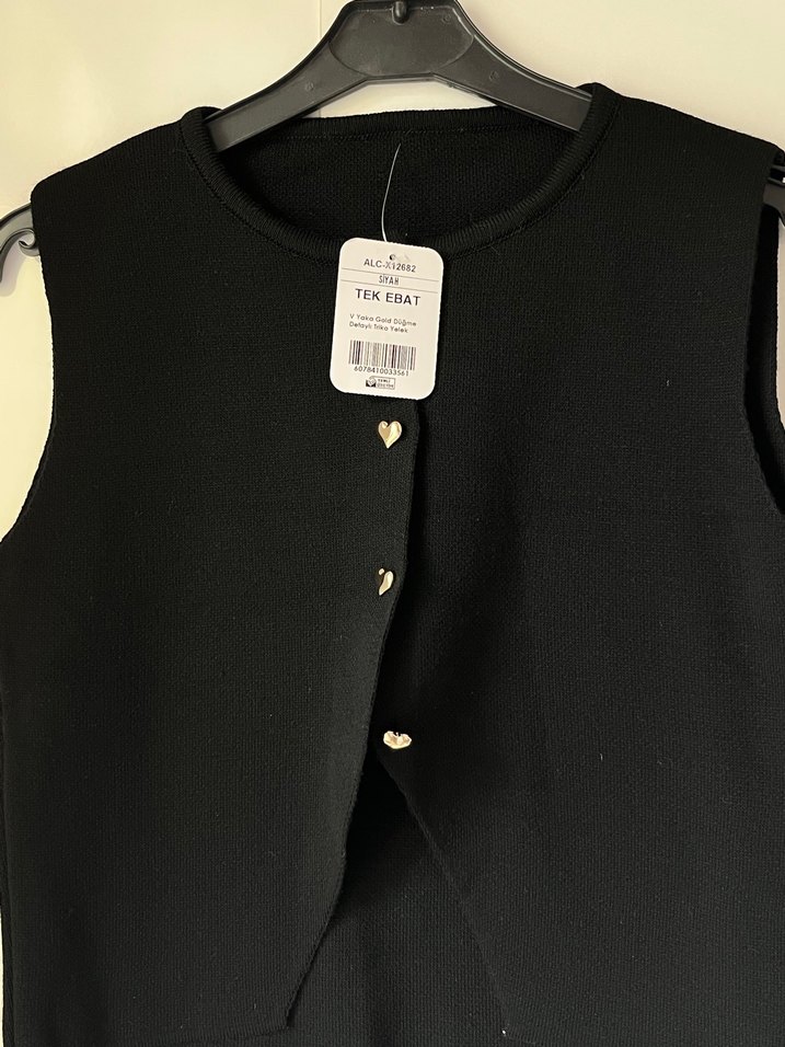 Düğmeli V Yaka Siyah Kolsuz Mini Bluz - Görsel 2