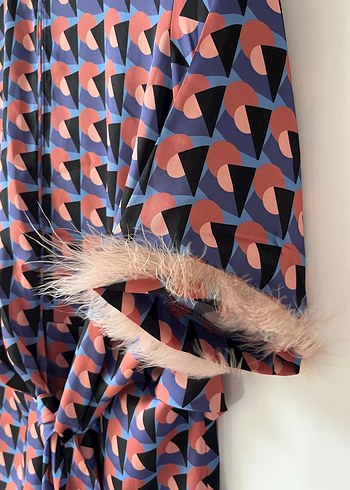 Kısa Kol Tüylü Mini Desenli Kadın Bluz - Görsel 2