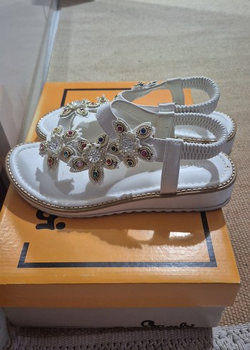 Boncuklu Çiçek Desenli Beyaz Dolgu Topuklu Sandalet - Görsel 2