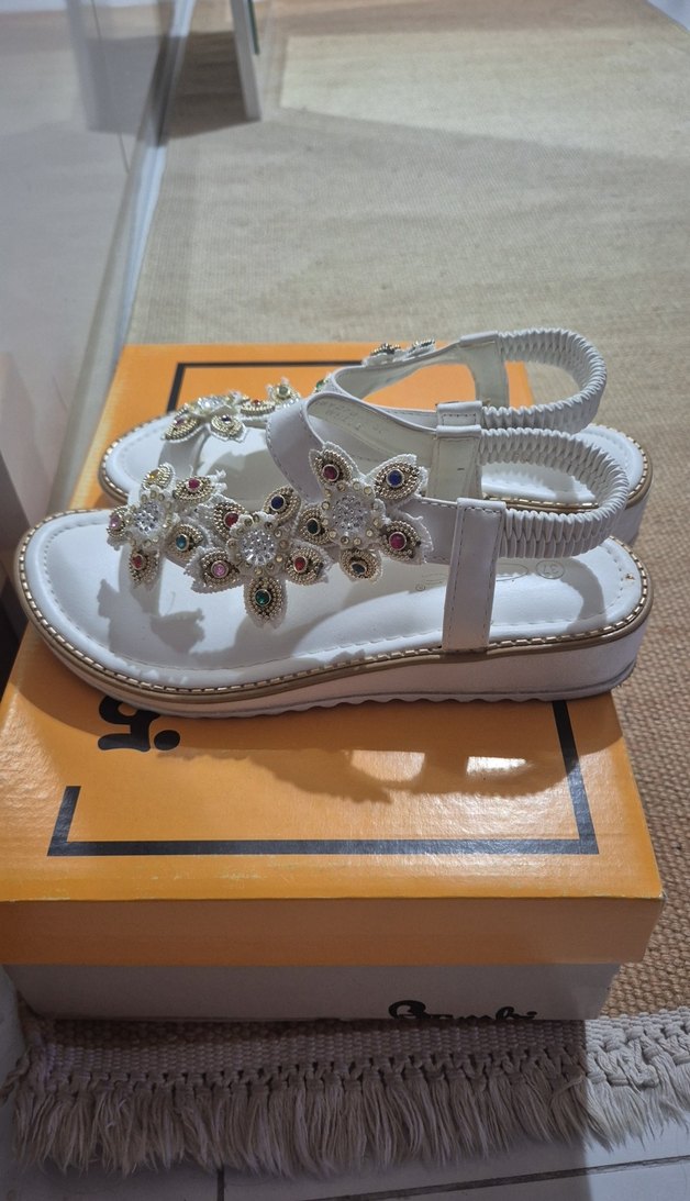 Boncuklu Çiçek Desenli Beyaz Dolgu Topuklu Sandalet - Görsel 2