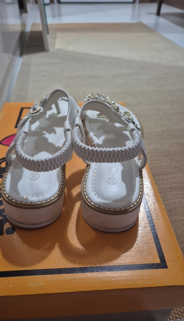 Boncuklu Çiçek Desenli Beyaz Dolgu Topuklu Sandalet - Görsel 3