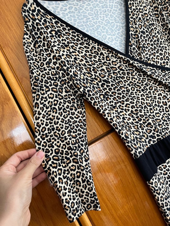 Leopar Desenli V Yakalı Hamile Bluz - Görsel 3