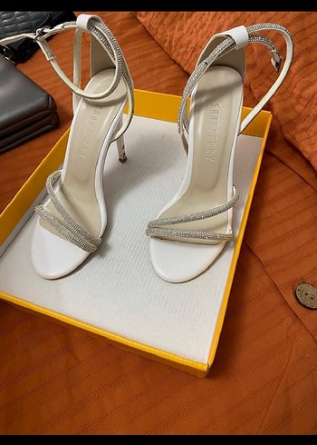 Beyaz Tokalı İnce Topuklu Kadın Abiye Ayakkabı - Görsel 2