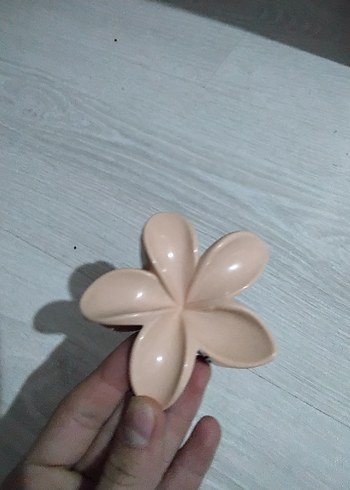 Pembe Çiçekli Zincir Detaylı Kadın Broş - Görsel 2