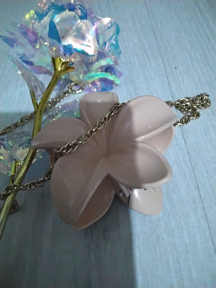 Pembe Çiçekli Zincir Detaylı Kadın Broş - Görsel 3