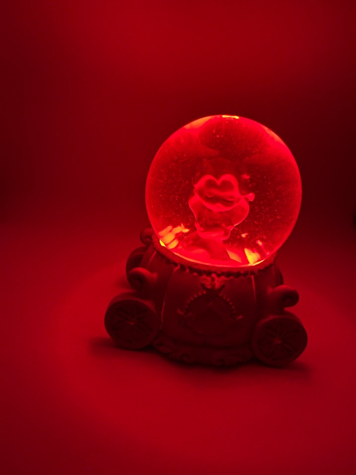 Prenses Figürlü Işıklı Kar Küresi - Görsel 3