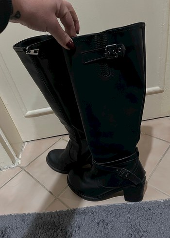 Siyah Suni Deri -Tokalı Çizme - Görsel 3