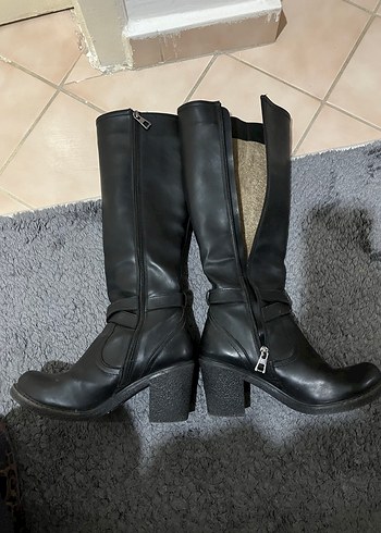 Siyah Suni Deri -Tokalı Çizme - Görsel 4