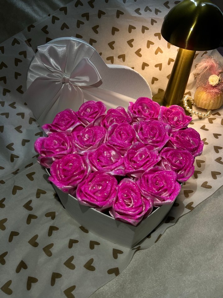 Kalpli kutuda pembe güller - Görsel 2