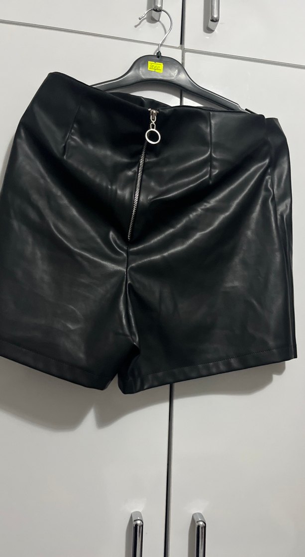 Kadın Siyah Deri Mini Şort - Görsel 4
