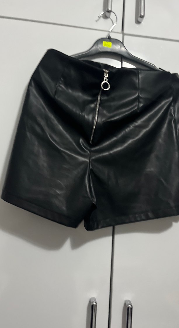 Kadın Siyah Deri Mini Şort - Görsel 3