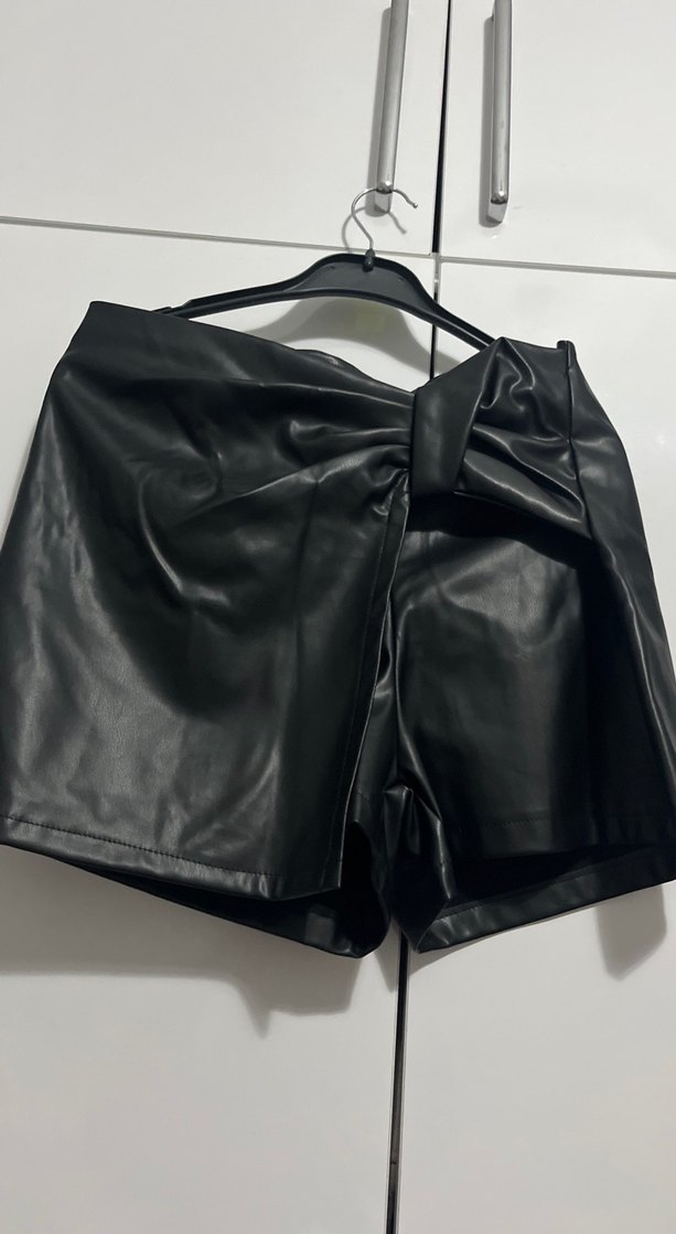 Kadın Siyah Deri Mini Şort - Görsel 2