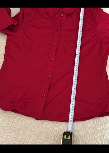 Düğmeli Kırmızı Kadın Gömleği - Görsel 2
