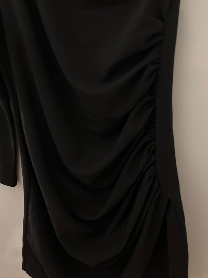 Siyah Drapeli Tek Kollu Mini Elbise - Görsel 2
