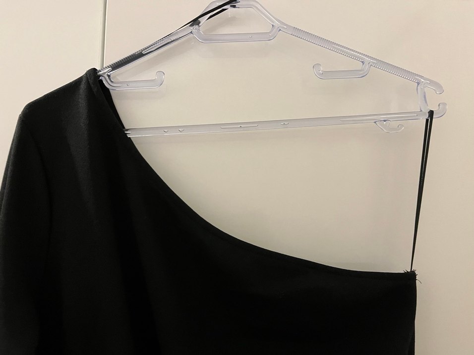 Siyah Drapeli Tek Kollu Mini Elbise - Görsel 3