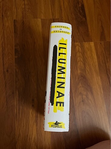  Beden illuminae amie kaufman jay kristoff
