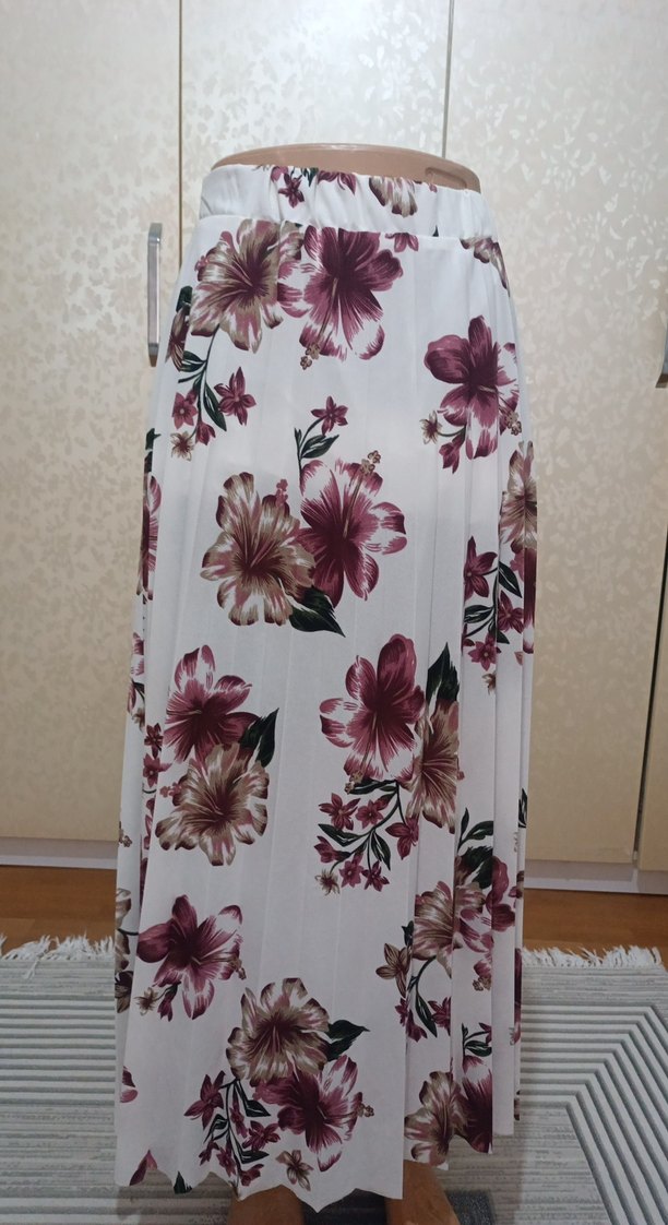 Çiçek Desenli Beyaz Uzun Pilili Etek - Görsel 2