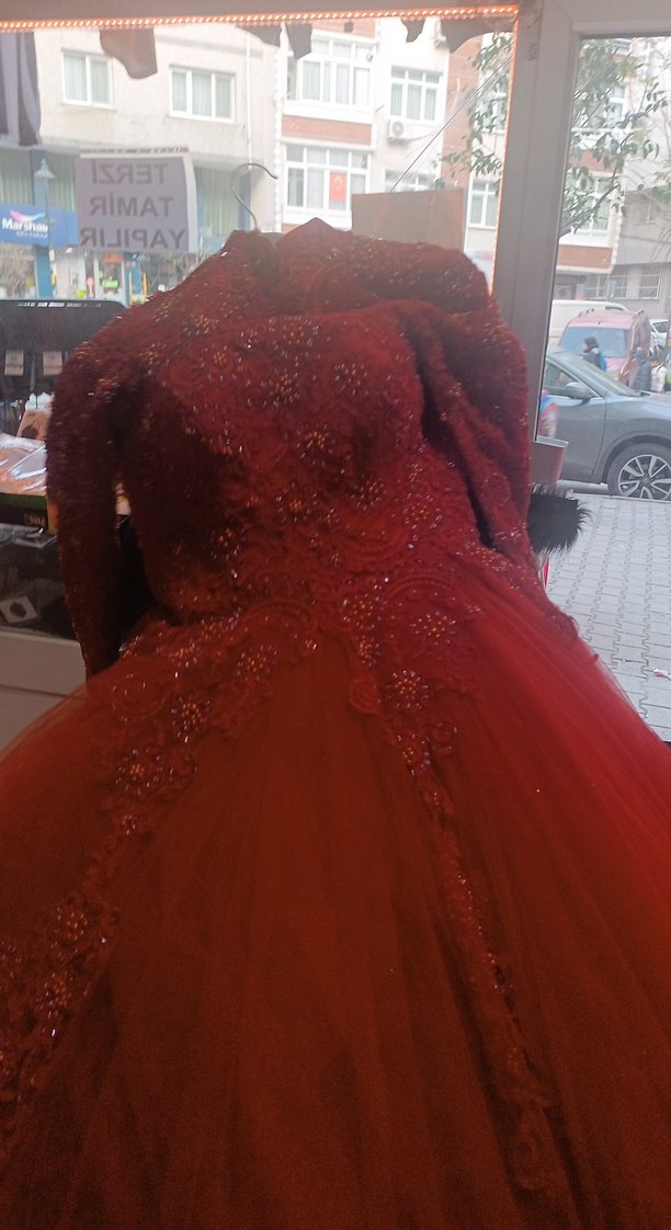 Uzun Kollu Kırmızı İşlemeli Nişan Elbisesi - Görsel 3