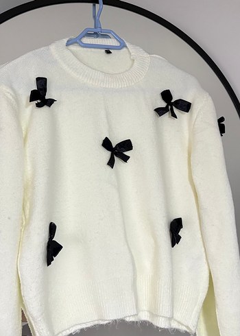 Siyah Fiyonk Detaylı Beyaz Örgü Kazak - Görsel 2