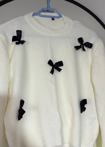 Siyah Fiyonk Detaylı Beyaz Örgü Kazak - Görsel 3