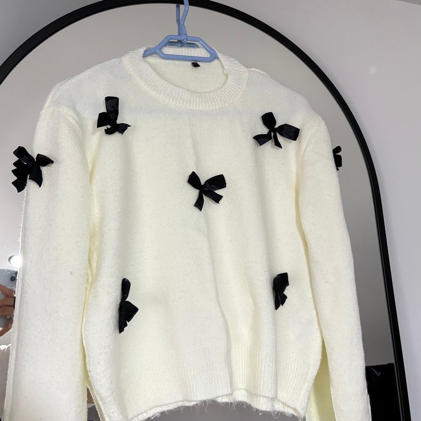 Siyah Fiyonk Detaylı Beyaz Örgü Kazak - Görsel 2