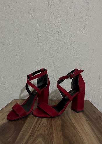 Kırmızı Süet Tokalı Yüksek Topuklu Kadın Ayakkabı - Görsel 3