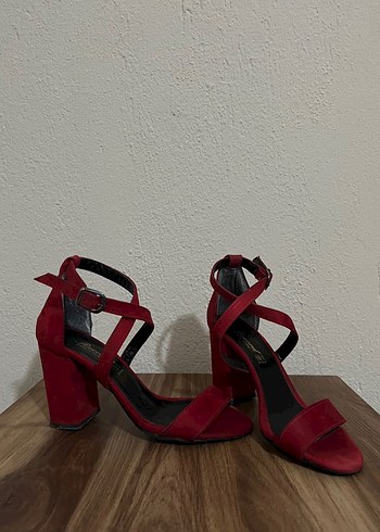 Kırmızı Süet Tokalı Yüksek Topuklu Kadın Ayakkabı - Görsel 2