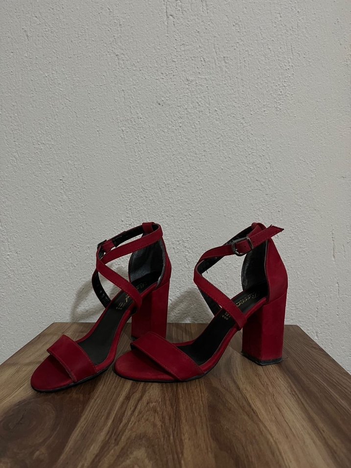 Kırmızı Süet Tokalı Yüksek Topuklu Kadın Ayakkabı - Görsel 3