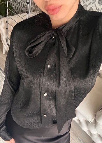 Siyah Drapeli Saten Ofis Bluzu - Görsel 3