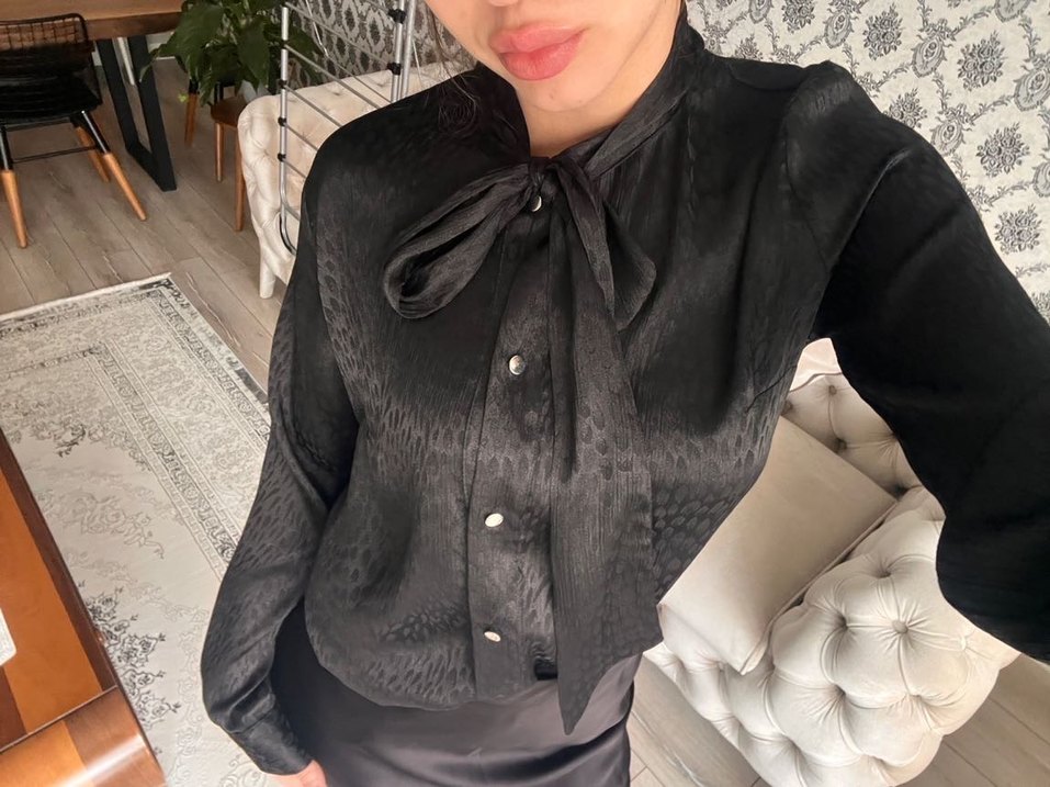 Siyah Drapeli Saten Ofis Bluzu - Görsel 3