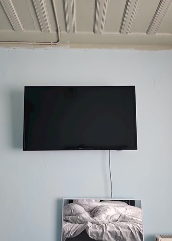 Mavi Duvar Üzerine Monteli Monitör - Görsel 2