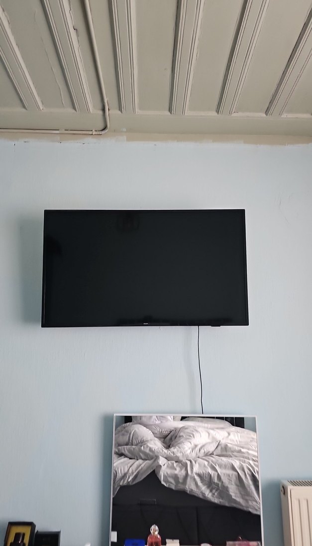 Mavi Duvar Üzerine Monteli Monitör - Görsel 2