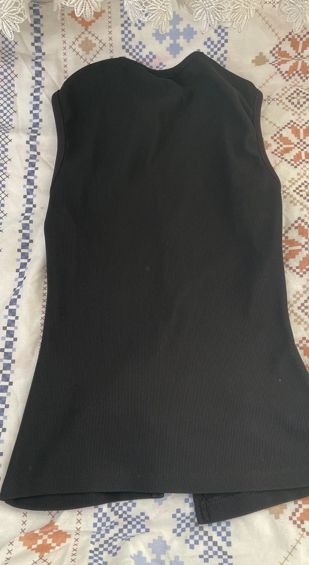 Siyah Yüksek Yakalı Midi Kolsuz bluz - Görsel 3