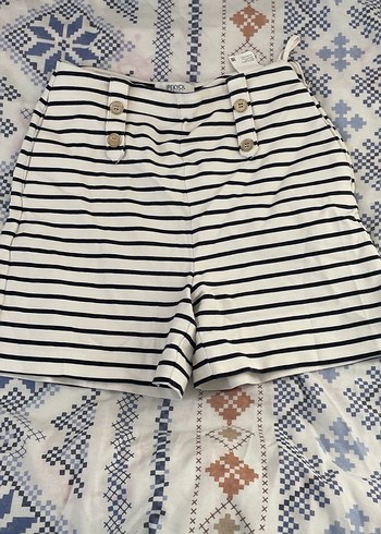 Düğmeli Çizgili Kadın Mini Şort - Görsel 2