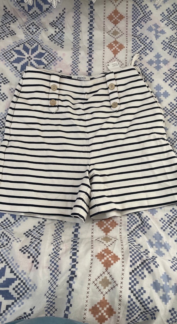 Düğmeli Çizgili Kadın Mini Şort - Görsel 2