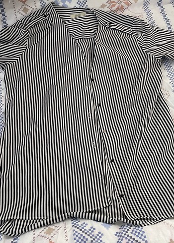 Düğmeli Siyah Beyaz Çizgili Kadın Gömlek - Görsel 2